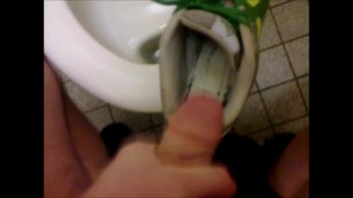 Éjacule dans des baskets d’université