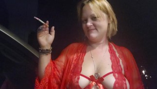 Смотрите, как я тру свои твердые заостренные соски и курю.