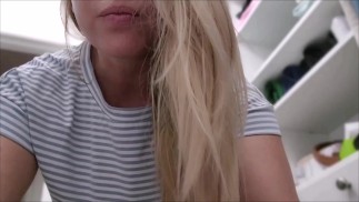 顽皮的金发女友穿着她的夏装对你放屁 POV