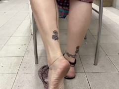 Milf flipflop footshow at laundromat...would you look?