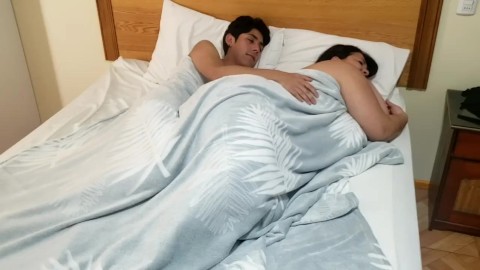 Hijastro y madrastra comparten cama por viaje