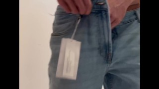 Sexy kerel kan het niet laten om plezier te hebben in de kleedkamer, volledige video op OnlyFans