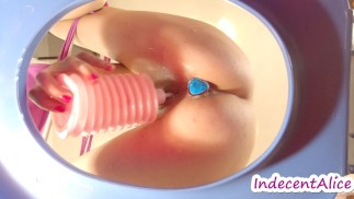 Красотка стимулирует свою точку G, а затем очищает свою киску ирригатором 4K