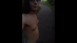 Puta trans caminando en un parque público con solo bragas