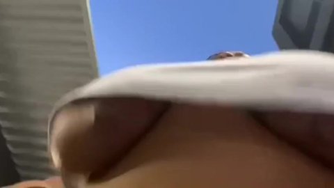 POV! !️ RONDBORSTIGE BBW HOTTIE LOOPT ROND ZONDER BH