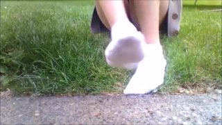 Calzini bianchi che si sporcano al di fuori di Frieda Ann Feticismo del piede