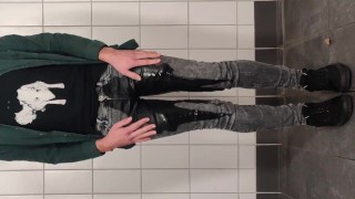 Mouiller Un Jean Skinny Dans Les Toilettes Publiques