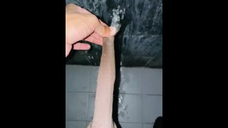 Voorhuid fetish pissen in de sportschool badkamer muur fetisj Voorhuid pull pissing voorhuid spelen