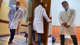Mladý lékař byl vzrušený na vyšetření a prstoklad v nemocniční toaletě