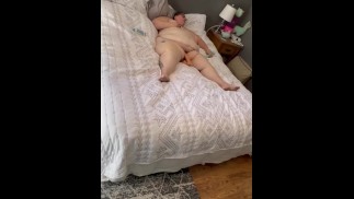 SSBBW MILF kann kaum die Hälfte des riesigen Dildos nehmen