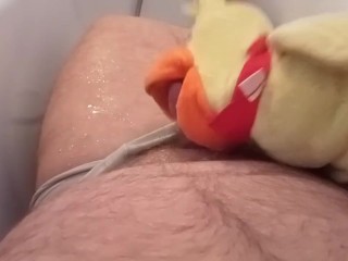 Утенок пьет мою мочу