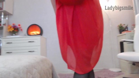 Erstaunliches model stripdance im roten Kleid heels & Strümpfe oben ohne necken