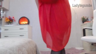 Incroyable modèle stripdance en robe rouge talons et bas topless tease