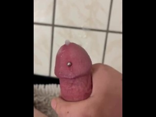 Pênis Perfurado e Tatuado Cobre o Chão do Banheiro Em CUM