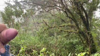 Masturbación en bosque nubloso con gigante eyaculación