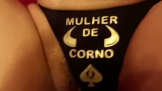 Жена хвастается татуировкой и трусиками рогоносца