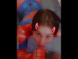 Девушка-паук получает камшот на лицо