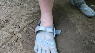 Vibram Fivefingers 涂有精液