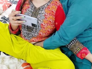 PAKISTANI REAL HUSBAND WIFE WATCHING DESI PORN ON MOBILE THAN HAVE ANAL SEX , CLEAR HINDI AUDIO