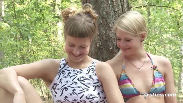 Ersties: Deutsche Girls vögeln einander mit Strap-On im Wald
