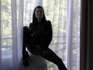 Сексуальная девушка мастурбирует на окно. Ее пасынок наблюдает за ней. Любительские милфы публичные оргазмы.