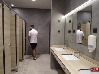 su compañero de futbol hetero se lo folla en los vestuarios!