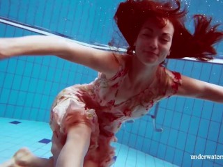 性感义大利女娃 Martina 泳池祼泳