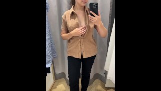 Быстрая вспышка сисек в магазине