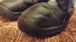 bicha lamber botas de trabalho