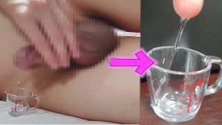 Verser Le Précum Dans Une Tasse À Mesurer Le Sperme De Masturbation