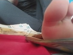 Ti mostro il mio piede e ti umilio mentre conto i soldi! Conto alla rovescia per farti sborrare