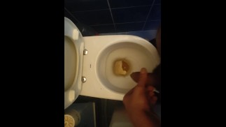 年轻男性小便