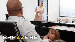 Brazzers - ¿Qué mejor manera de pasar el descanso en el trabajo que follar Angel Youngs y Jenna Starr?