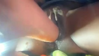 Ebenholz-Teenager fickt Muschi im Auto 