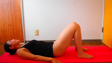 Japanese MILF does yoga wearing pantyhose.