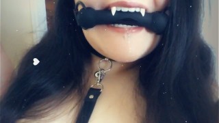 Vampiro babando com uma mordaça de osso na minha boca