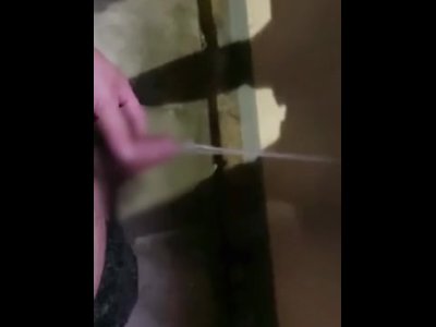 [Outdoor urination] Standing piss on the veranda at night! Accumulation of pee