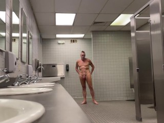 Публичный эксгибиционист голый и в общественном туалете