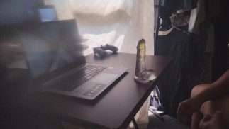 Горячий латиноамериканский головорез сосет фаллоимитатор, дроча (Joi)