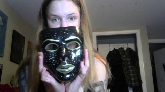 Бет за кулисами (рассказывает о масках, которые она делает)