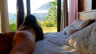 Vacances du volcan Arenal chatte crémeuse