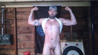 Daddy beugt sich und zeigt