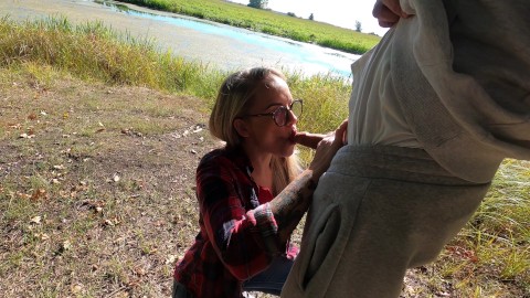 chaude blonde m'a fait une pipe puis elle a monté ma bite dans un lieu public au bord du lac