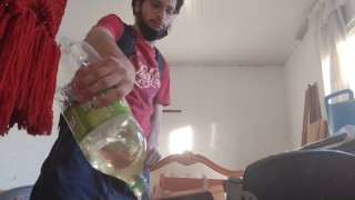 Hombre de mochila meando en una botella antes de salir de casa y pluging, plug in anal 