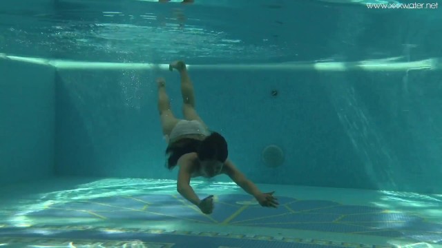 小柄な小さなおっぱいスキニーポルノスター Stefanie Moon