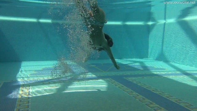 小柄な小さなおっぱいスキニーポルノスター Stefanie Moon