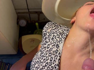 Elle Est Ma Toilette Préférée Car Elle Aime Deepthroat Après que J’ai Fait Pipi Sur Elle - plus Sur OnlyFans Raxxxbit