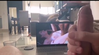 Ragazzo che parla sporco che scende al porno