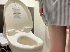 【盗撮】某ショッピングモールにて現役jdの自慰　放尿 - Screenshot 1 of 16 - Pee