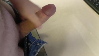 кончил на рабочий стол коллеги